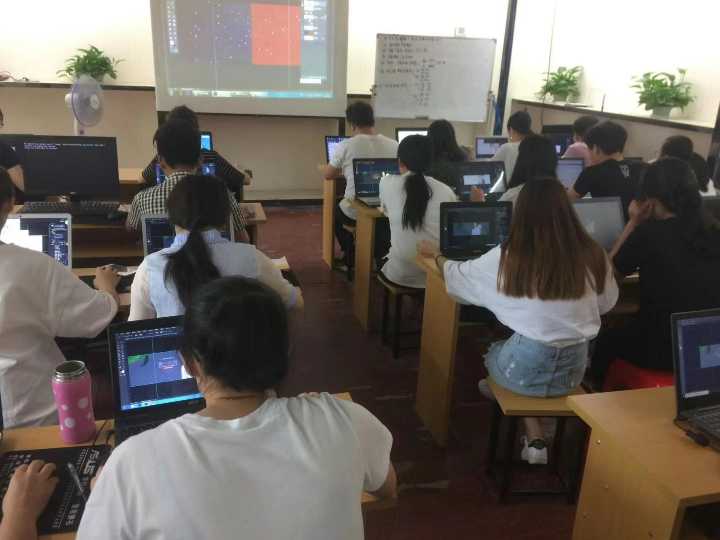 电商培训，包括抖音主播，优秀运营培训，美工课，免费重听