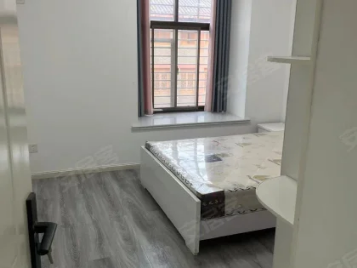 汉正古镇全新精装忍痛割爱，三居房6楼 121平76万可商量