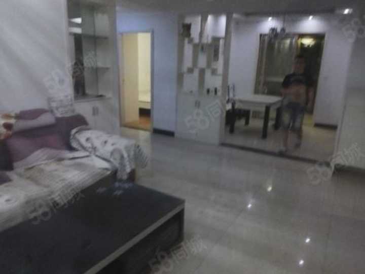 汉正古镇小区出租，在七层，精装三房每月1600