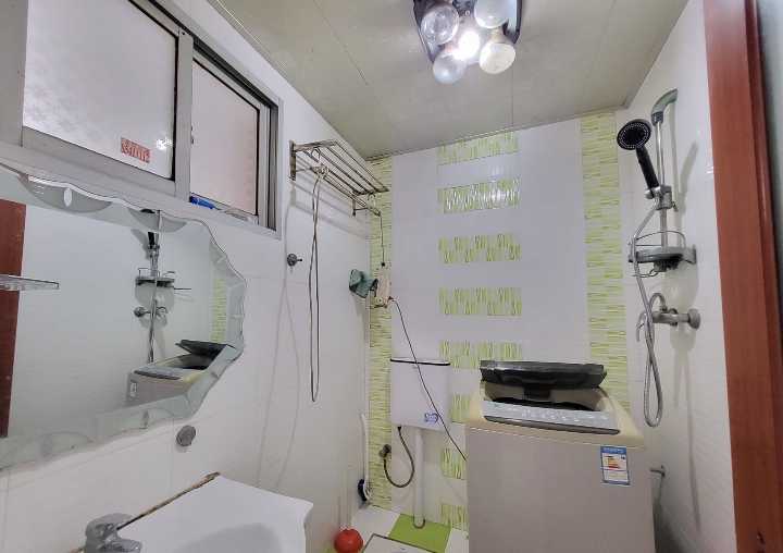 房东直租，房间光线好 通风好 环境好 有电梯有阳台晾衣服