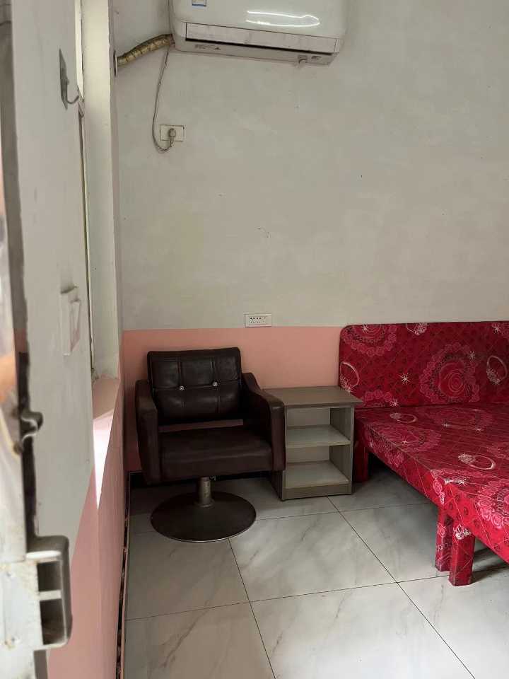 门店出租，北河转盘边上老余家，25平，居民水电费