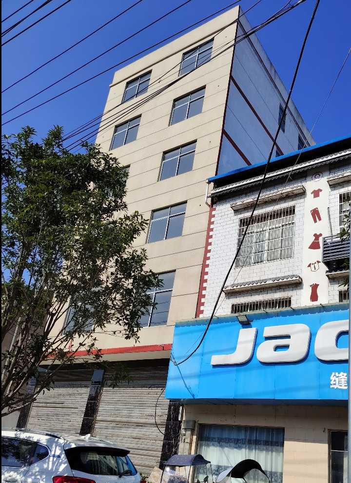 加油站旁边，房租出租 共六层，可以分开租