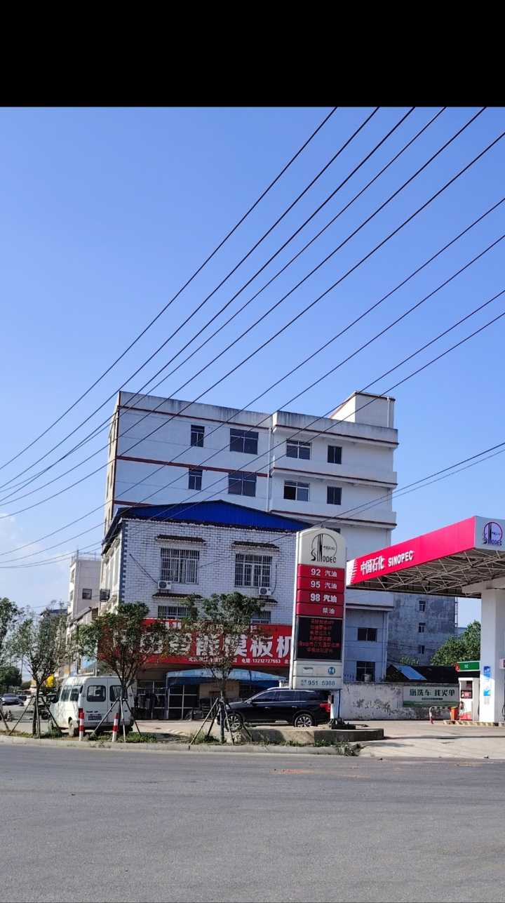 加油站旁边，房租出租 共六层，可以分开租