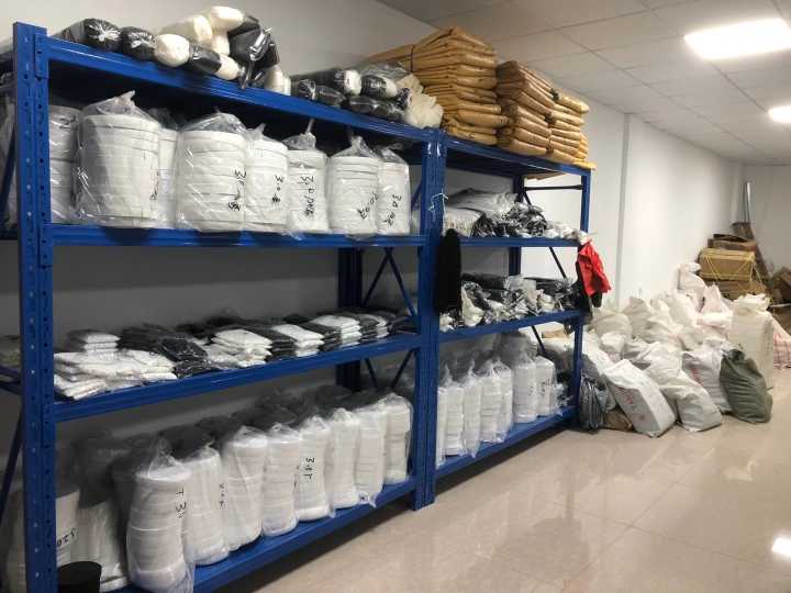 鑫达发辅料: 定制各类低中高档 商标吊牌包装袋 扣子 拉链 垫肩胸垫 各型号快递袋 贴纸等