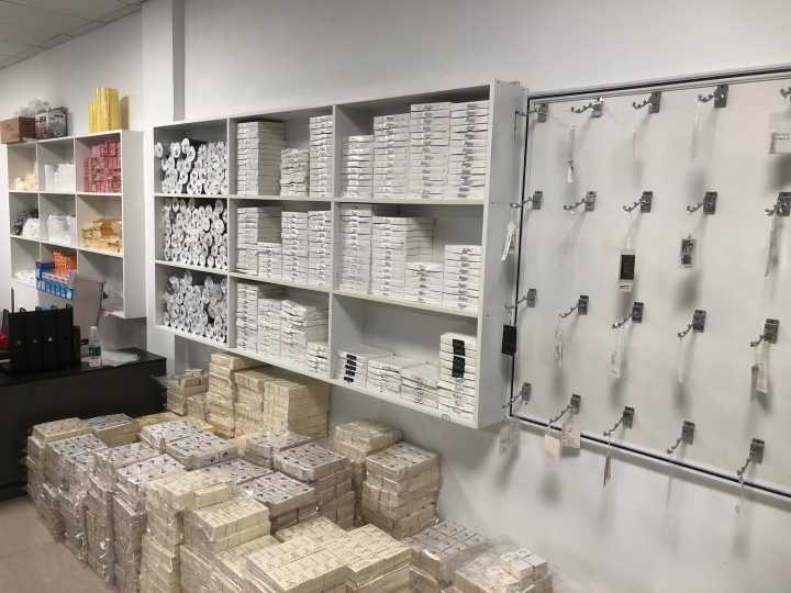 鑫达发辅料: 定制各类低中高档 商标吊牌包装袋 扣子 拉链 垫肩胸垫 各型号快递袋 贴纸等