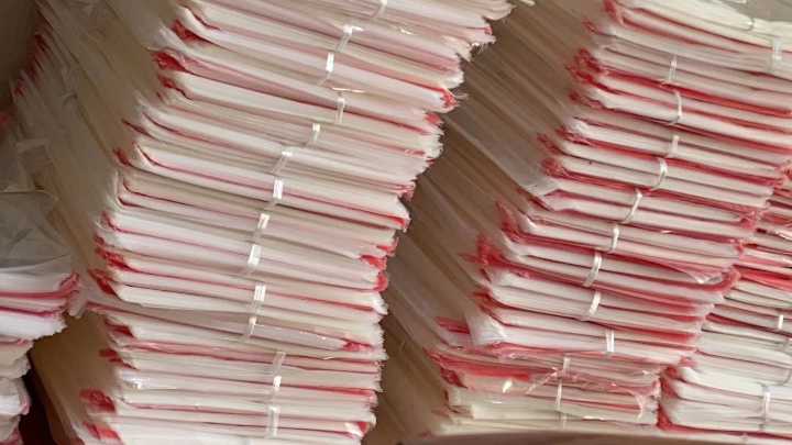 鑫达发辅料: 定制各类低中高档 商标吊牌包装袋 扣子 拉链 垫肩胸垫 各型号快递袋 贴纸等