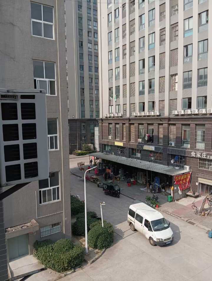 明妮服饰招 车工3名 尾部专机2名 大烫2名。