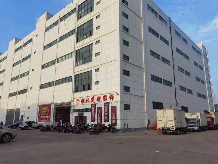 仙桃楚航服饰招: 成件车工100 组长及车位 大烫 板房纸样 成件组师傅 跟单…+13点提成 工资350-700