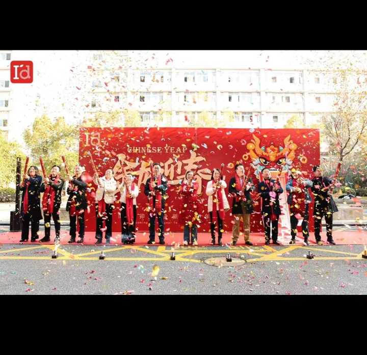 《武汉爱帝服装厂》招缝纫车工 烫工 包吃住 样衣工 交五险 男女不限多劳多得