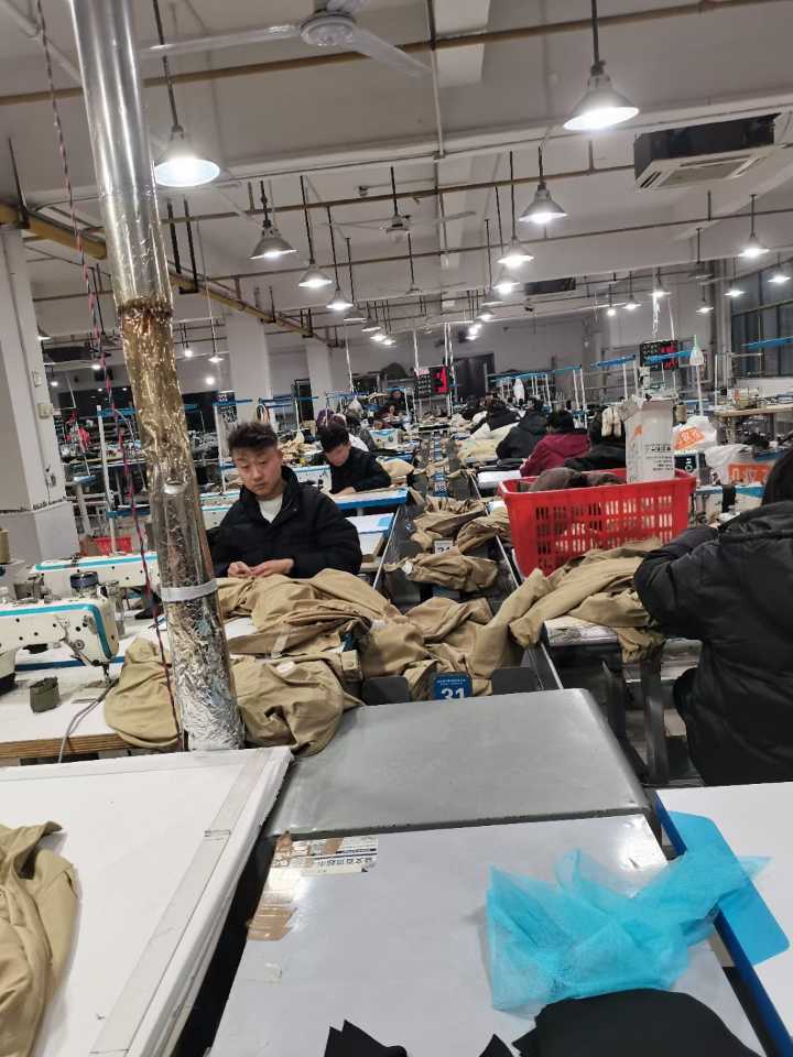 飞歌服饰诚招: 前道工序2名 中工序3 开里袋1名 ➕10点提成 休一天 货足粮准时