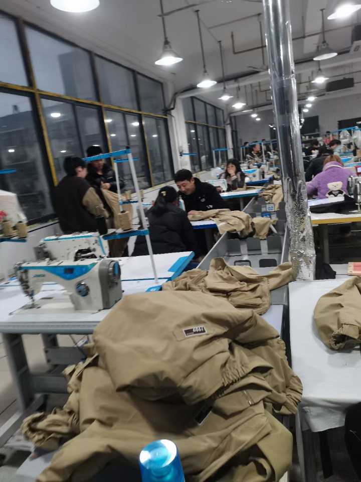 飞歌服饰诚招: 前道工序2名 中工序3 开里袋1名 ➕10点提成 休一天 货足粮准时