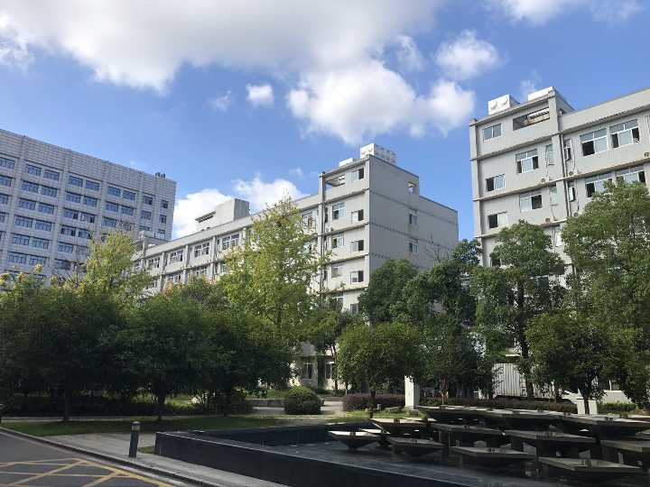 《爱帝服装厂》诚招: 缝纫工 包吃住缴社保（盘龙城）