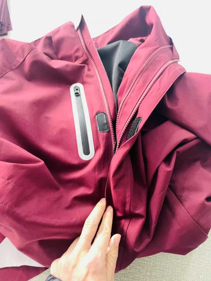 荆州《大型服装厂》:招熟练缝纫工30名 包吃住上保险 有补贴 休两天 可借支工资准时 货源足不克扣