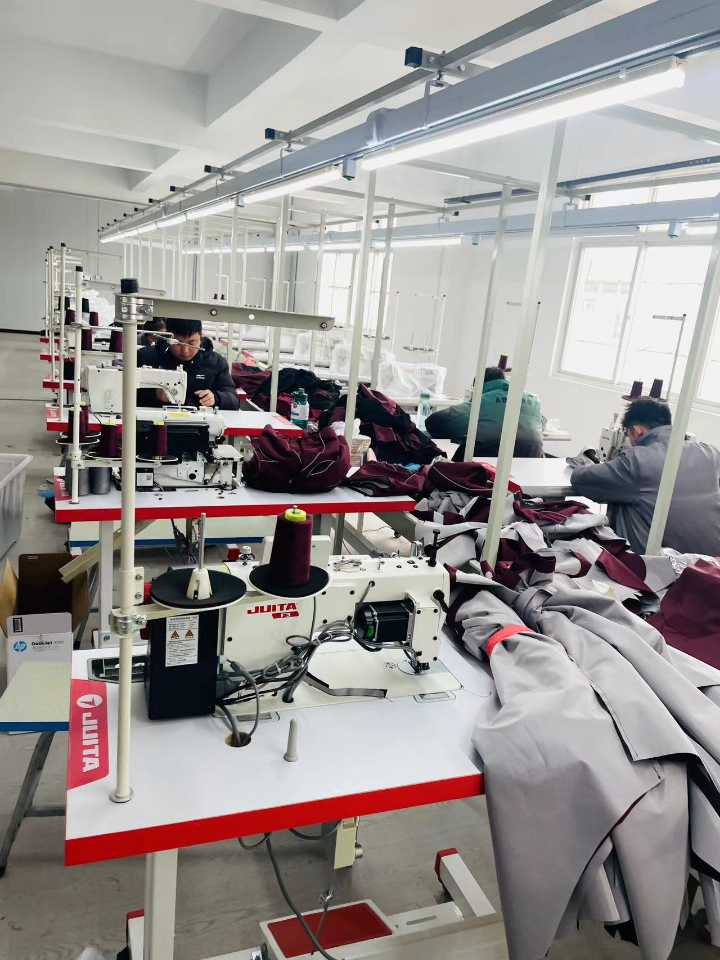 荆州《大型服装厂》:招熟练缝纫工30名 包吃住上保险 有补贴 休两天 可借支工资准时 货源足不克扣