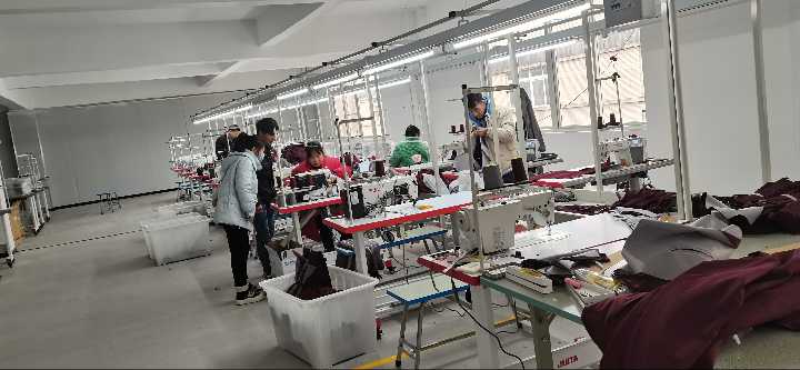 荆州《大型服装厂》:招熟练缝纫工30名 包吃住上保险 有补贴 休两天 可借支工资准时 货源足不克扣