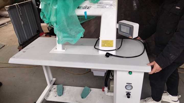 回收库存：无纺布厂清场打包，各种口罩防护服隔离衣配套产品和设备…