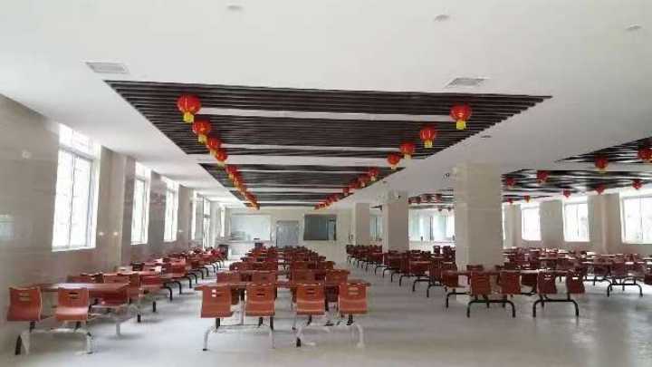 武汉黄陂大型服装厂：招样衣工、缝纫车工，包吃住无淡季