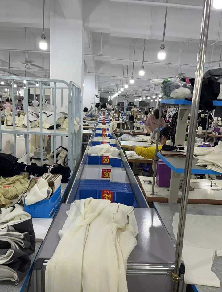 盘龙城招聘: 车工50名，包吃包住有商业险 会平车会锁边 男女不限 早八晚九 月休两天