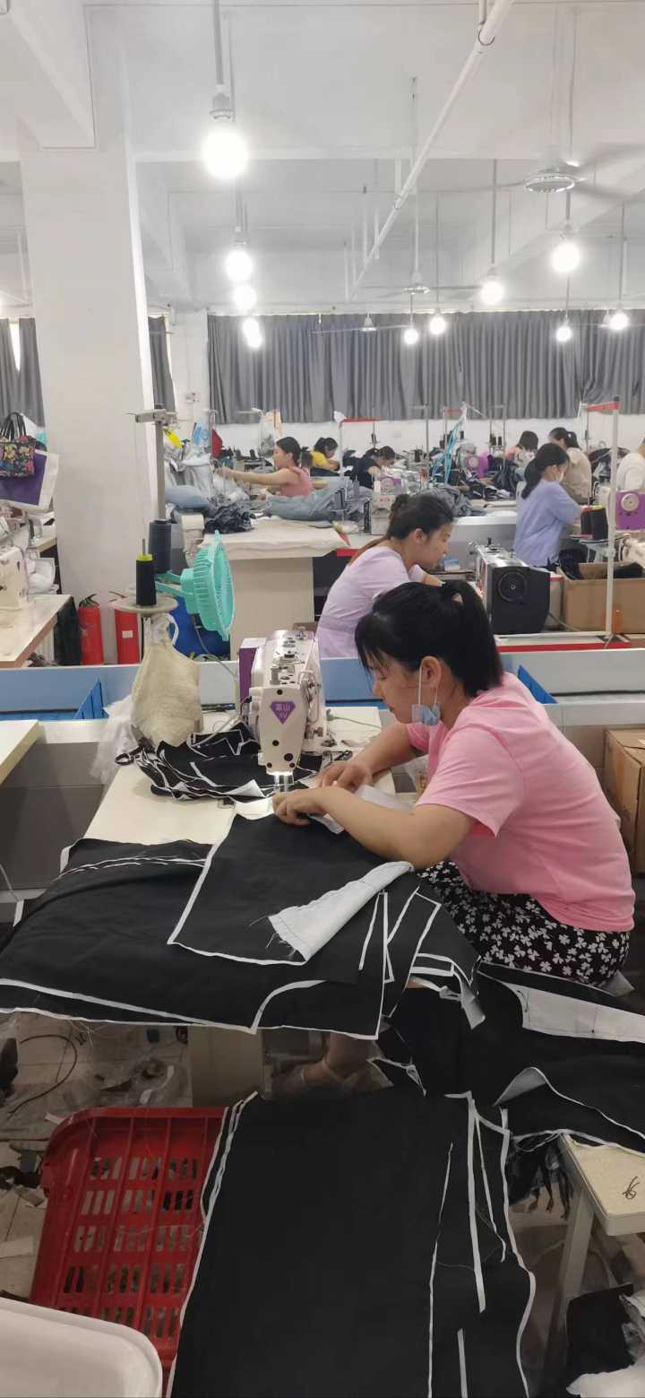 盘龙城招聘: 车工50名，包吃包住有商业险 会平车会锁边 男女不限 早八晚九 月休两天