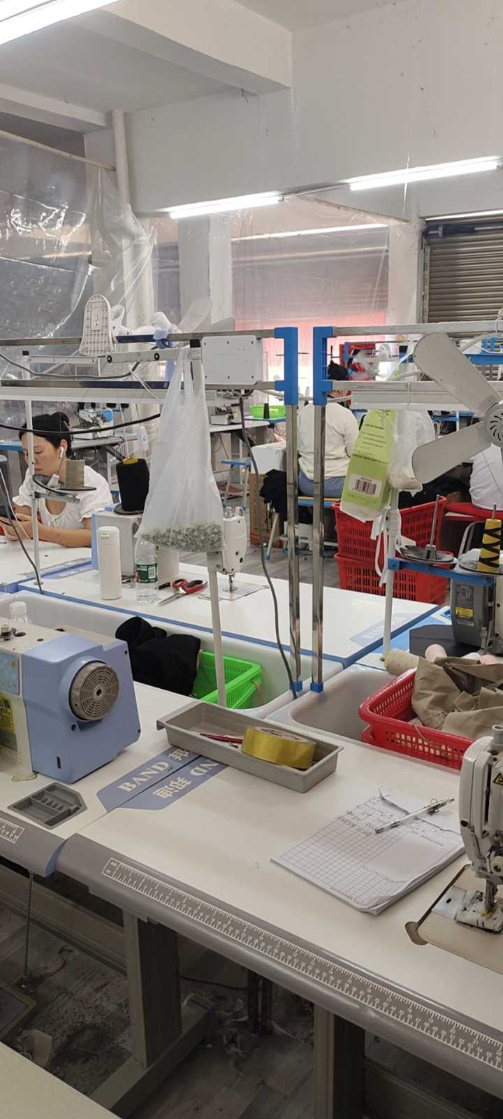 加工厂: 本厂车位30名出货快，寻档口客户长期合作，质量有保证。