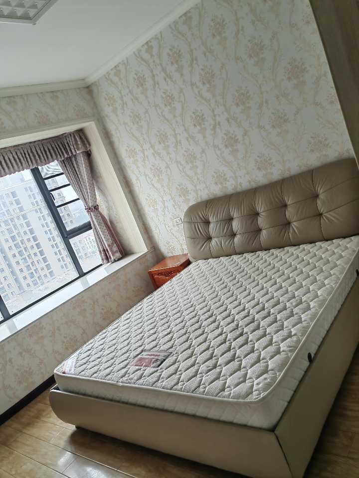 住房出售：三室两厅两卫，精装房南北通透，边户