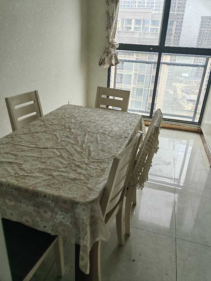 住房出售：三室两厅两卫，精装房南北通透，边户