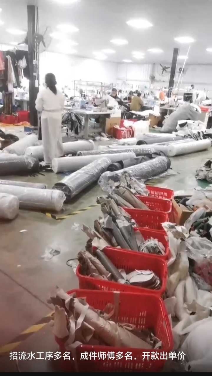 启源服饰：单人成件20名、包流组长一名、包流车工10名，开袋 做帽子 拼缝 打围 上拉链 套夹，有住宿有提成