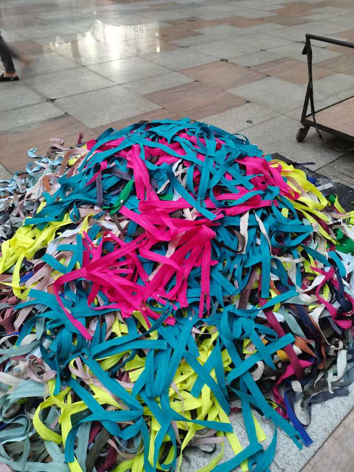 回收服装面料、辅料。