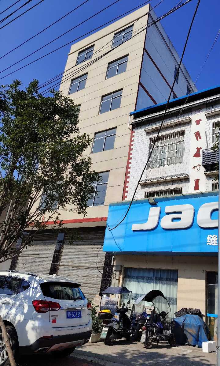 出租房屋，共6层，可整租分租一二层能做厂房，三四五六可做宿舍，加油站旁边